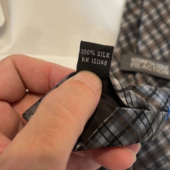 Kenneth Cole Reaction men’s tie in brown, grey and black 58”L x 3.5” W - Picture 3 of 3